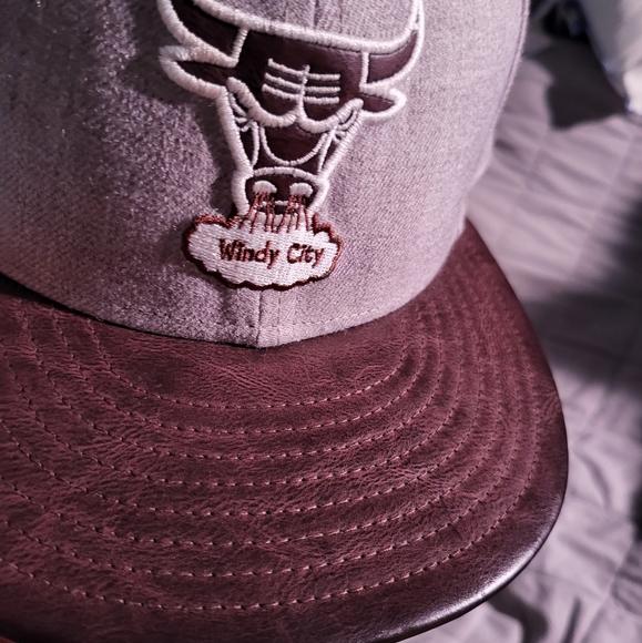CHICAGO BULLS LEATHER STRAP AND BRIM HAT BRAND NEW - Picture 6 of 7